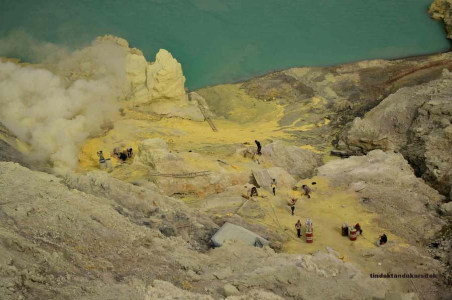 dasar tambang belerang jauh di bawah