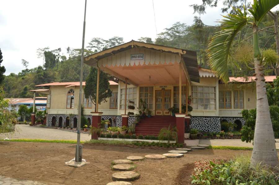 bangunan serbaguna di bagian depan