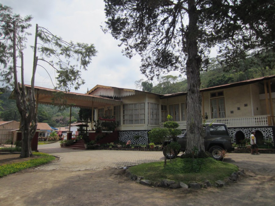 halaman yang cukup luas