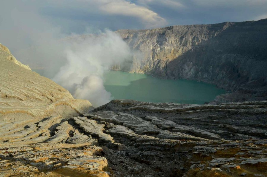 kawah hijau dan danau belerang