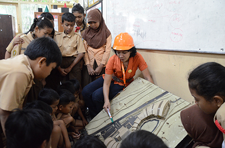 mengerumuni maket (foto : aw)