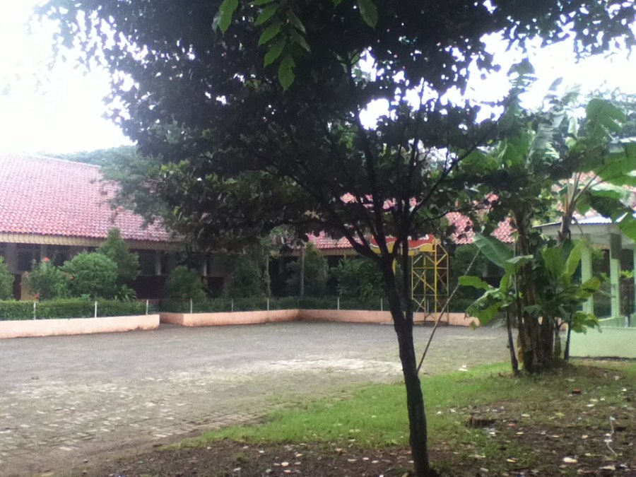sekolah di tengah kebun