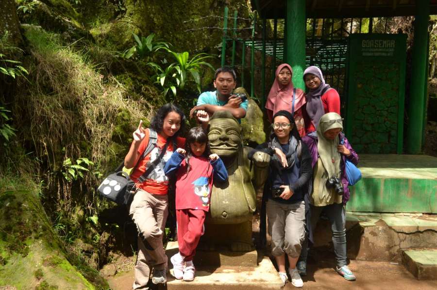 di depan goa-goa sekitar telaga warna