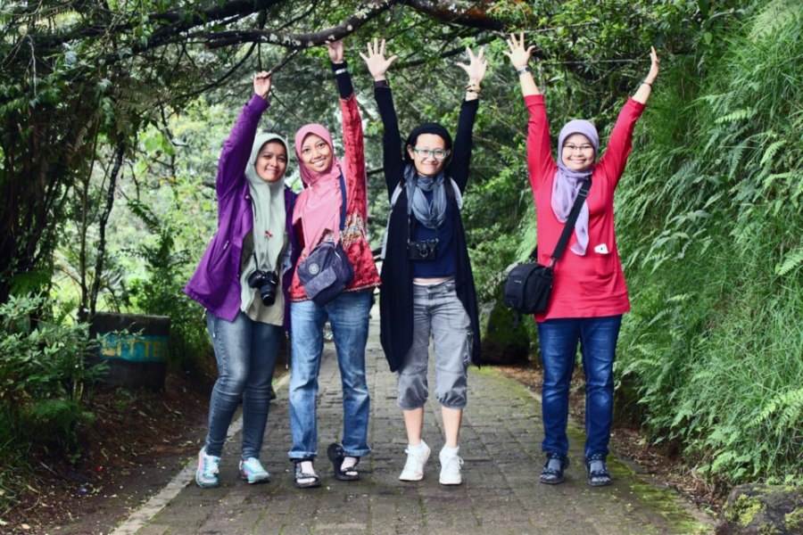 jalan setapak sekeliling telaga (foto oleh sansan)