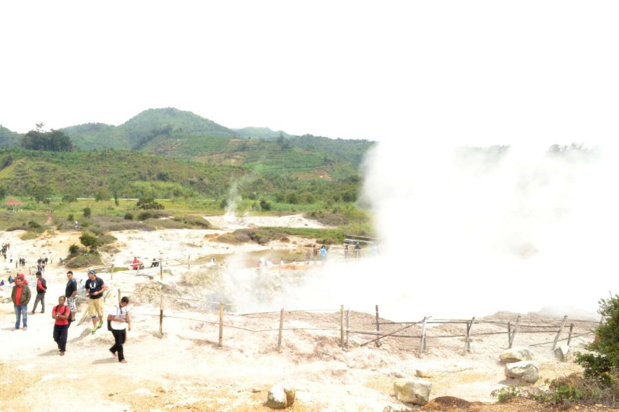 kawah sikidang dengan uap belerangnya