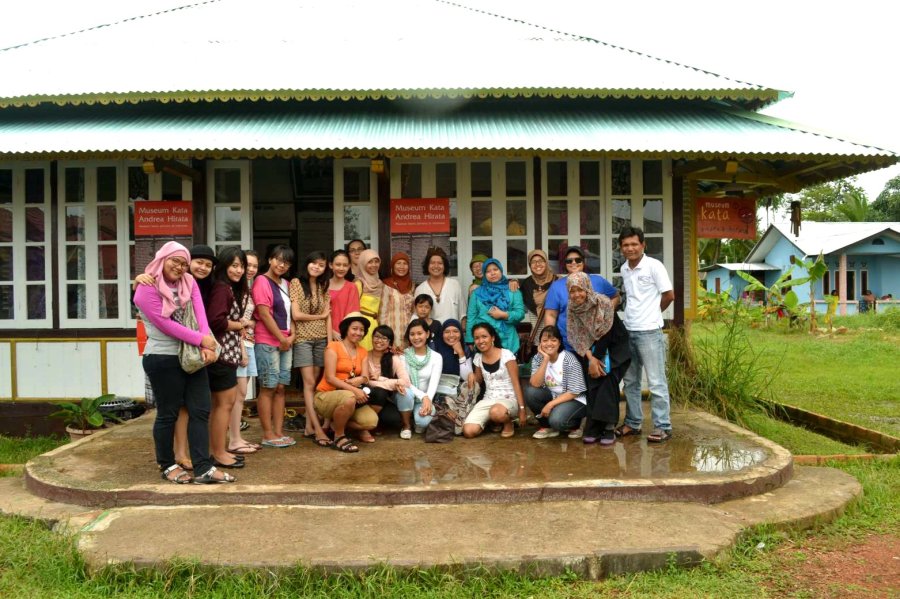 peserta grup di depan Museum Kata