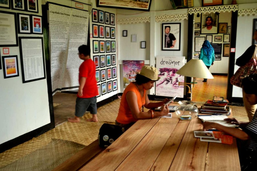 duduk di tengah ruangan