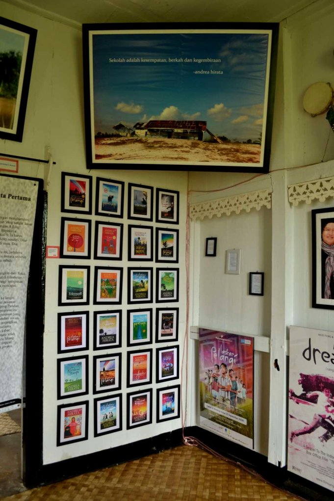 pojok sampul buku Laskar Pelangi yang diterjemahkan dalam berbagai bahasa