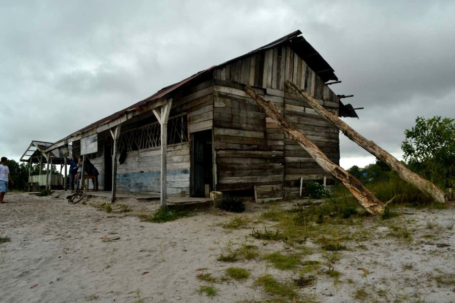 masih ingatkah adegan menahan dinding dengan balok ini?