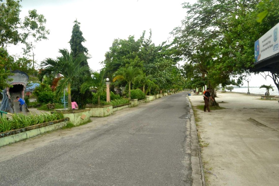 jalan tepi Tanjung Pendam