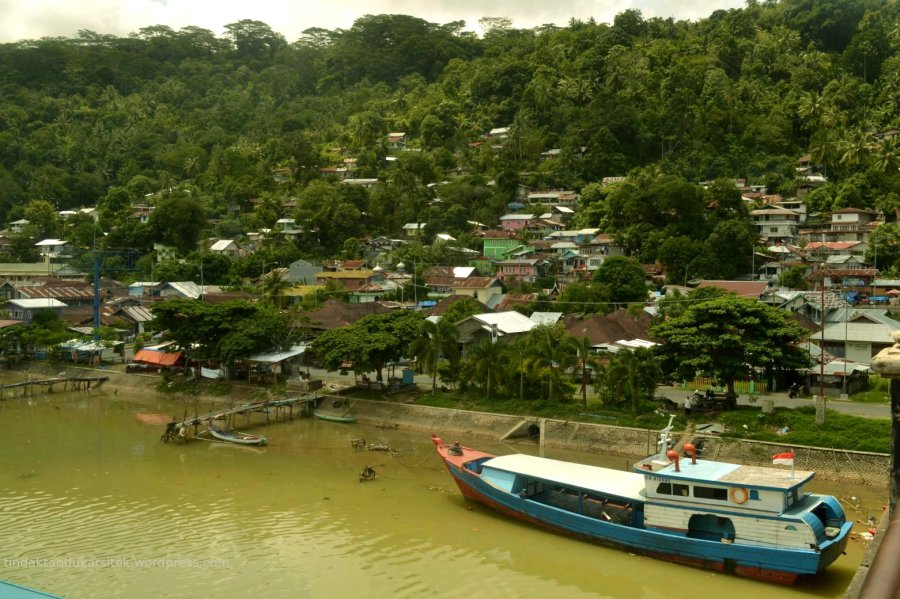 sungai di bawah jembatan, dengan rumah-rumah di lembahnya