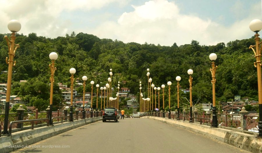 jalur dua arah jembatan menuju gunung makam sitti nurbaya