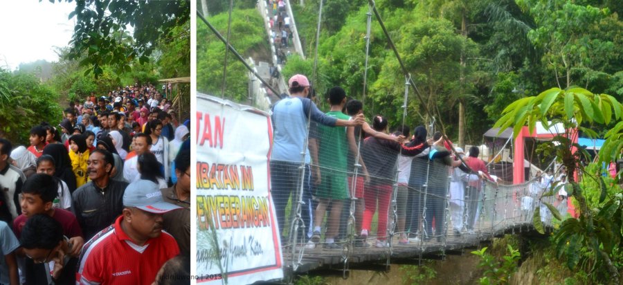 antrian menaiki jembatan menyeberang sungai
