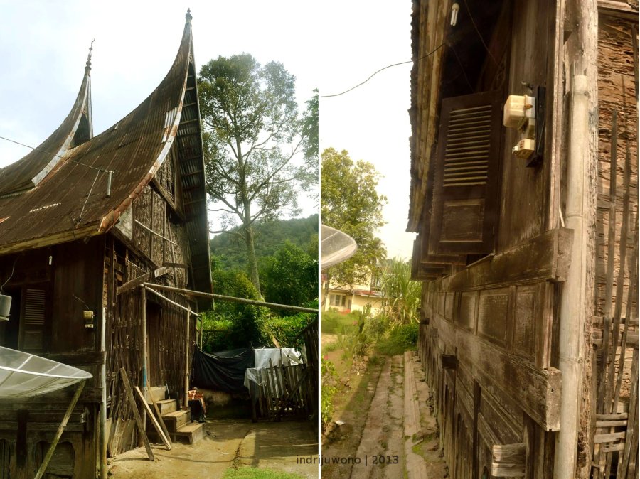 pintu masuk di samping dan dinding papan depan