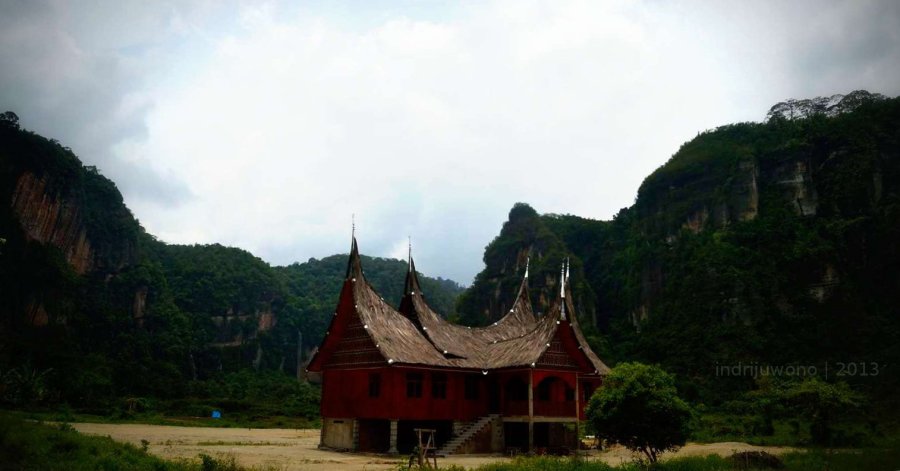rumah gadang dikepung bebatuan