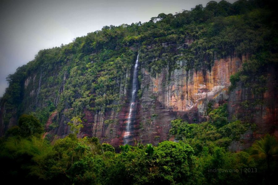 air terjun meluncur dari tengah tebing