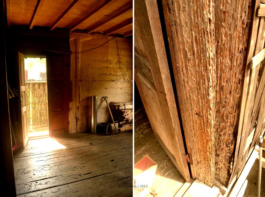 sudut pintu masuk maupun keluar, ambang pintu masuk yang sudah tua termakan rayap