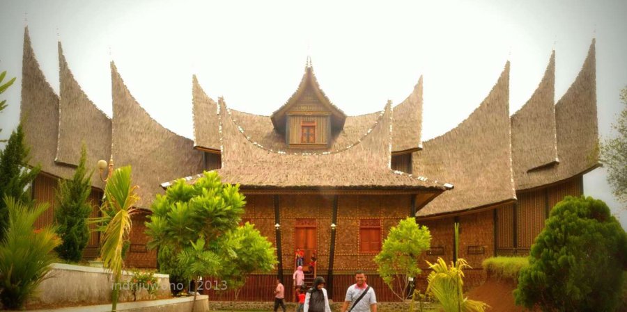 tampak belakang istana