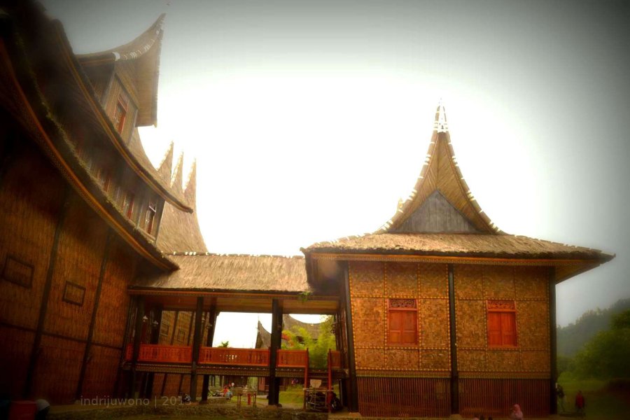 penghubung bangunan utama dengan tambahan