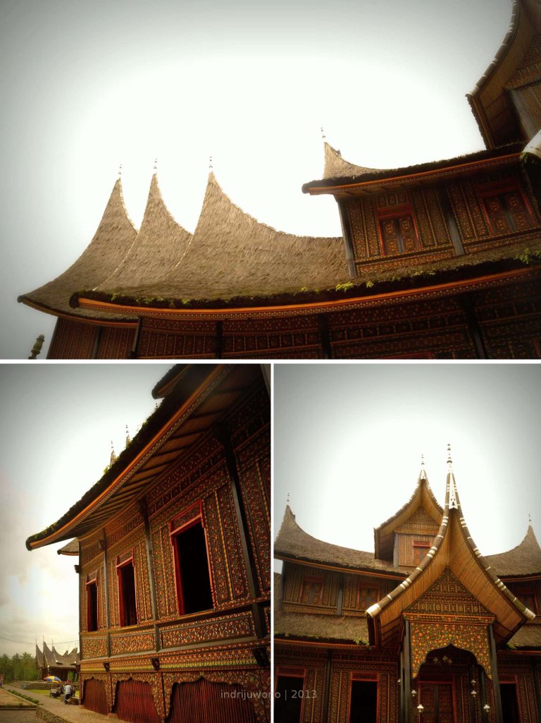 tangga dan beranda depan sebelum naik ke istana. gonjong yang makin banyak makin berkuasa.