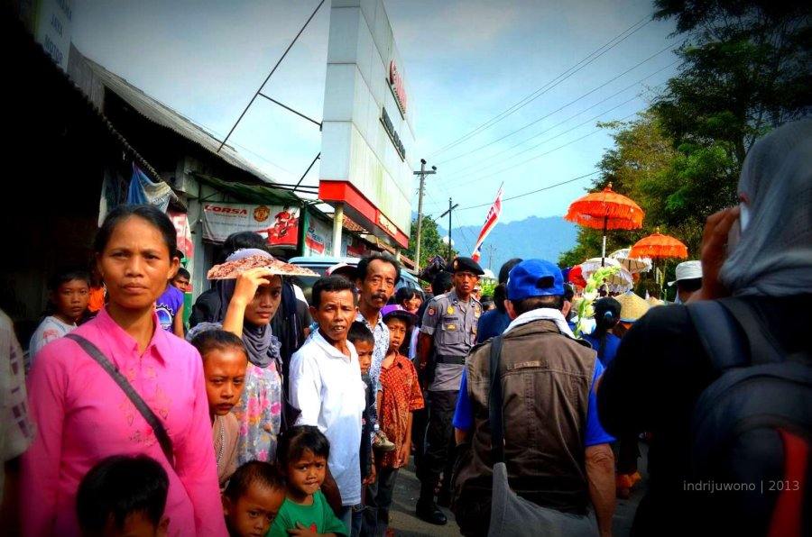 penduduk lokal yang mengikuti di sepanjang jalan