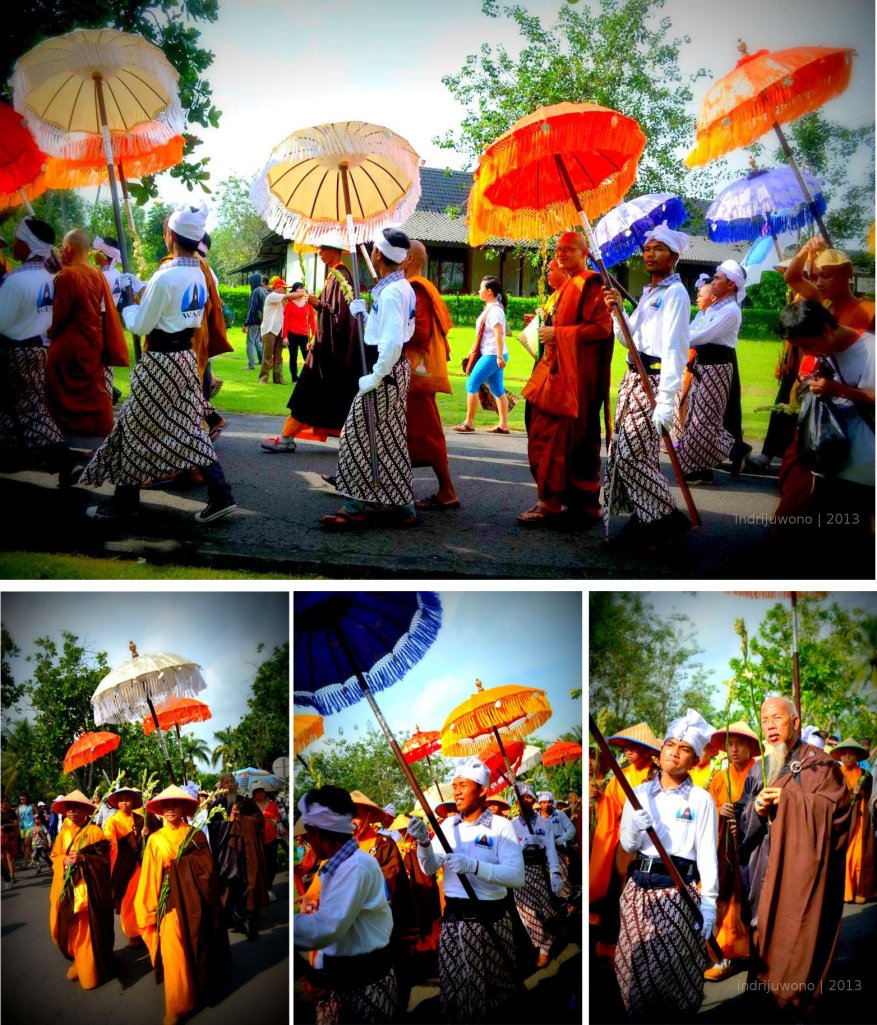 romongan biksu yang sudah masuk kompleks borobudur