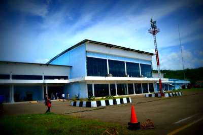 bandara binaka yang kecil