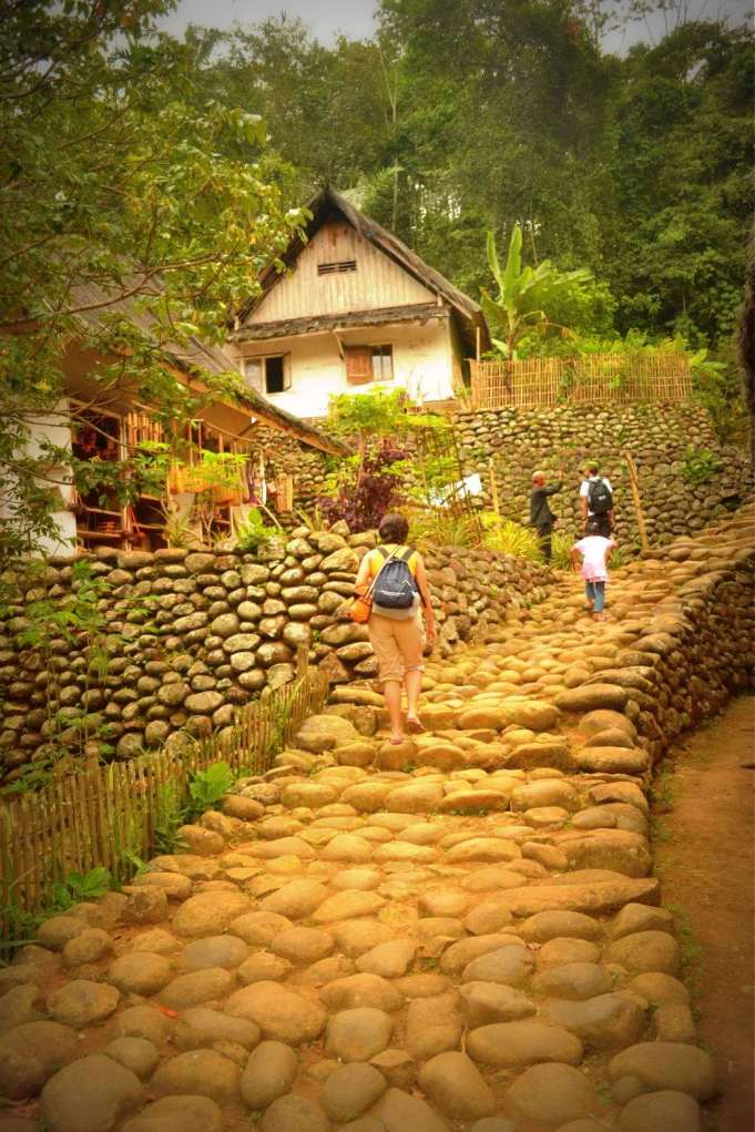 jalan batu di antara bawah dan atas
