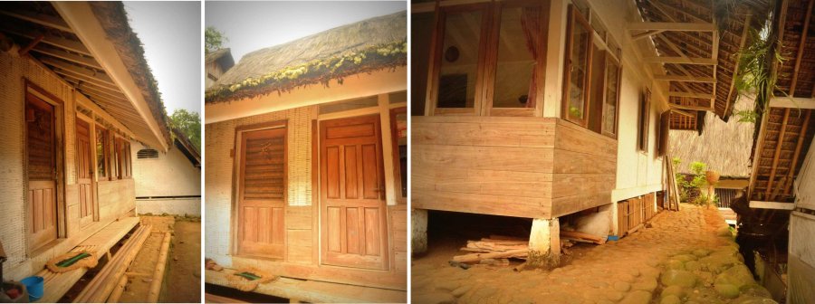sisi depan dengan dua pintu : panil kayu untuk ruang tamu, anyaman untuk dapur. rumah panggung di atas batu