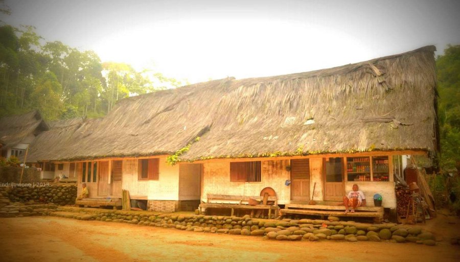 rumah di tepi tanah lapang