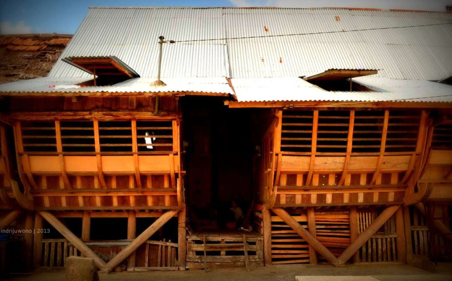 pintu masuk dari beranda bersama