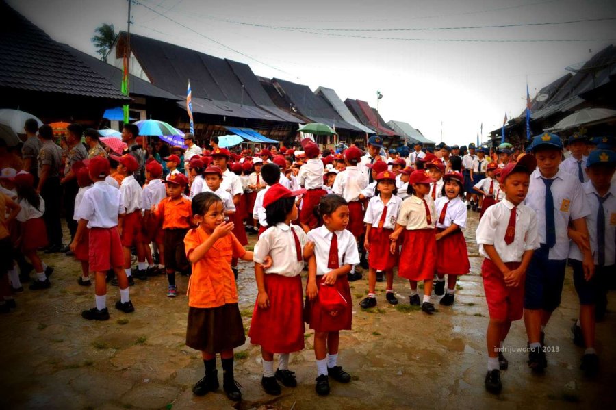 anak sekolah yang menyambut pejabat