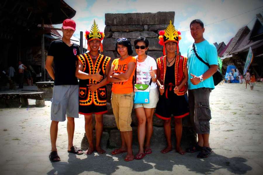 foto kami bersama dua pelompat (oleh @jaysansan)