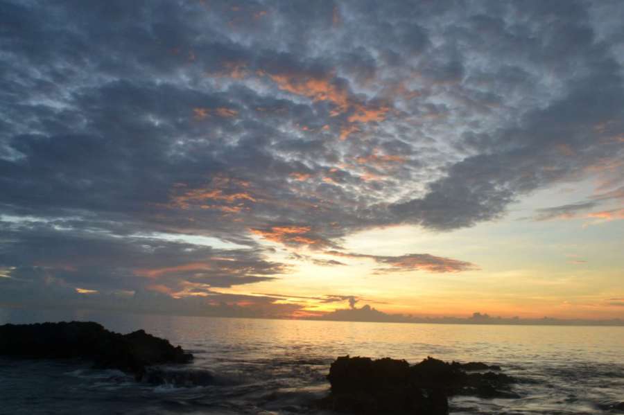 laguna yang berbatas karang dan bisa direnangi
