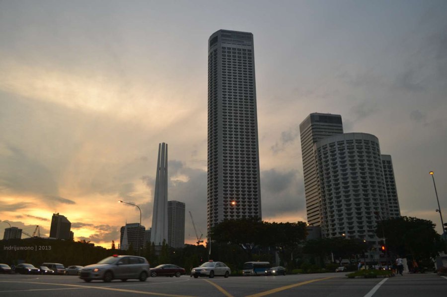 sore di persimpangan kota