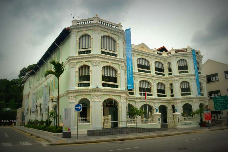 bangunan bernuansa hijau telur asin lembut dengan gaya kolonial