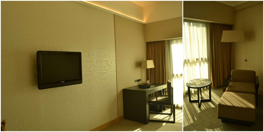 televisi gantung dan kursi santai