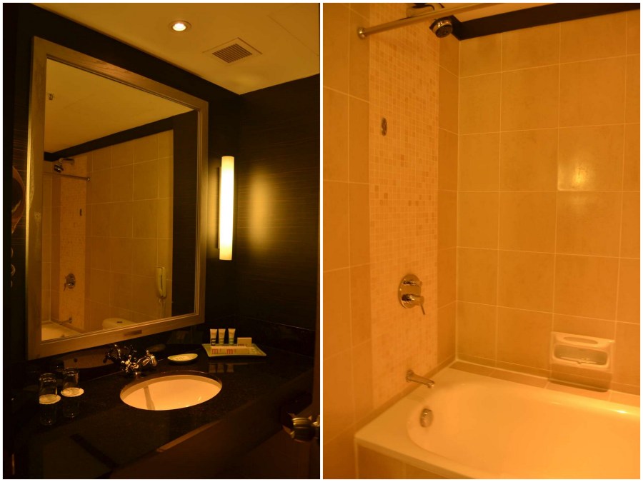 kamar mandi dengan granit hitam dan dilengkapi bathub