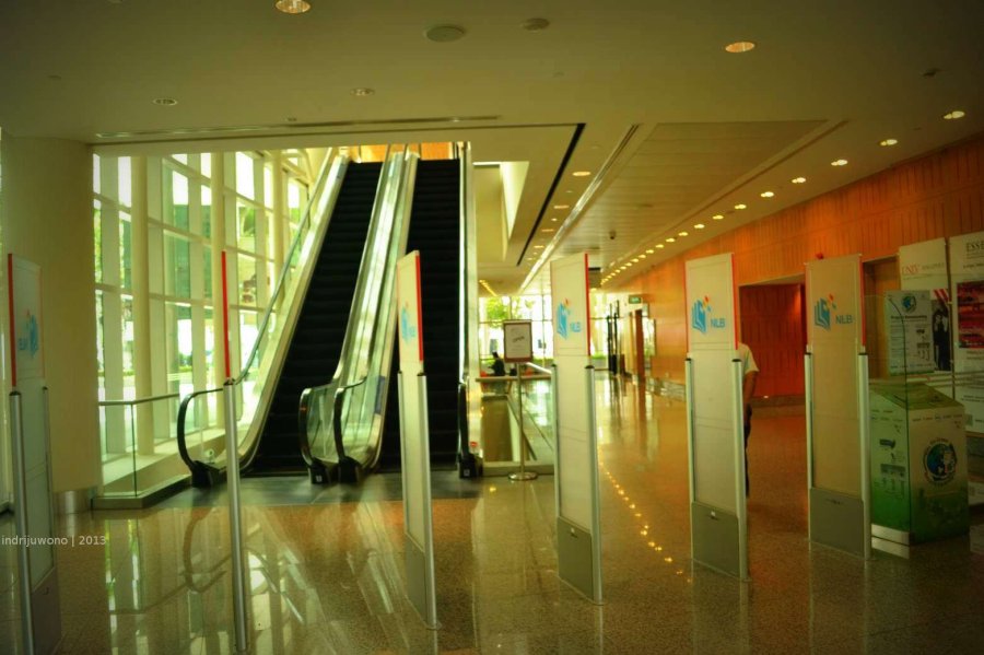 screening gate dan eskalator ke lantai atas