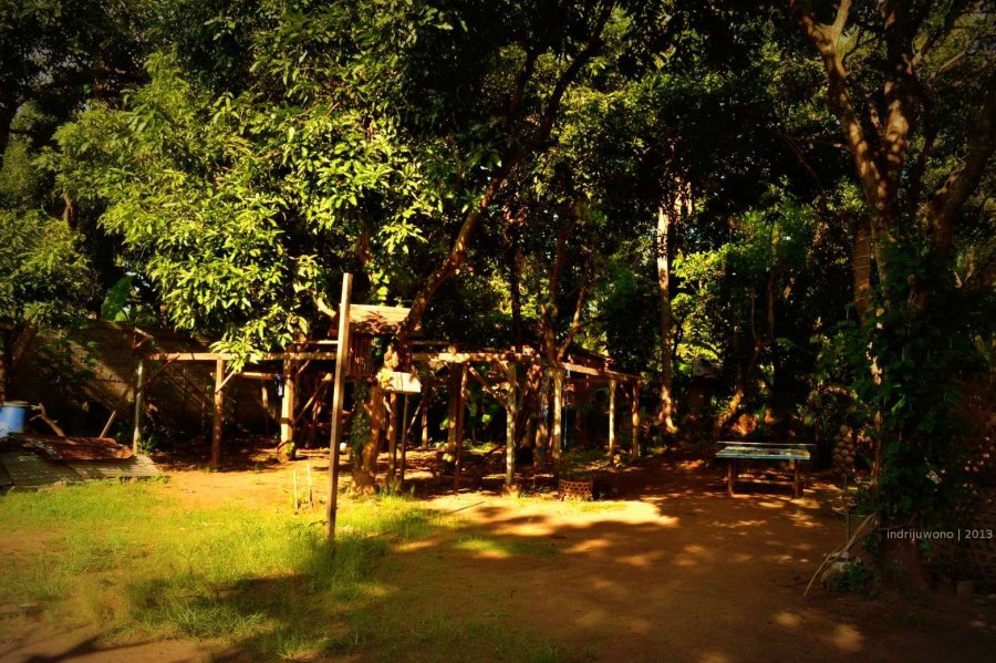 pekarangan antara rumah tamu dan rumah utama