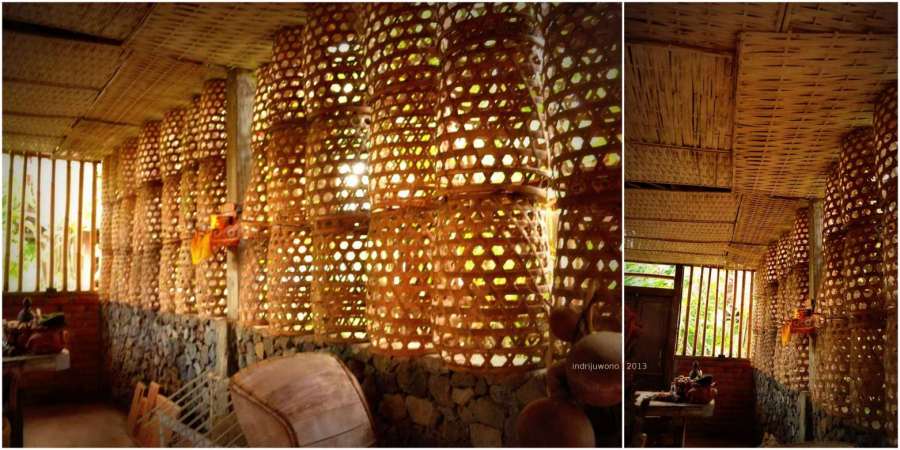 dinding keranjang dan langit-langit gedek. lantai dari tegel.