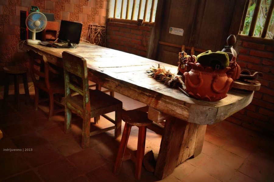 meja rapat diskusi harian