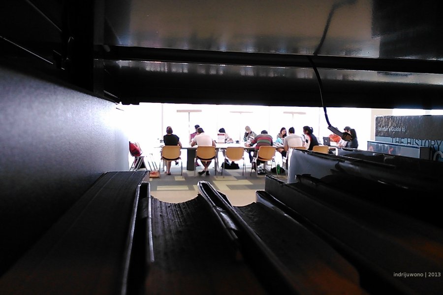 mengintip yang membaca dari sela-sela buku