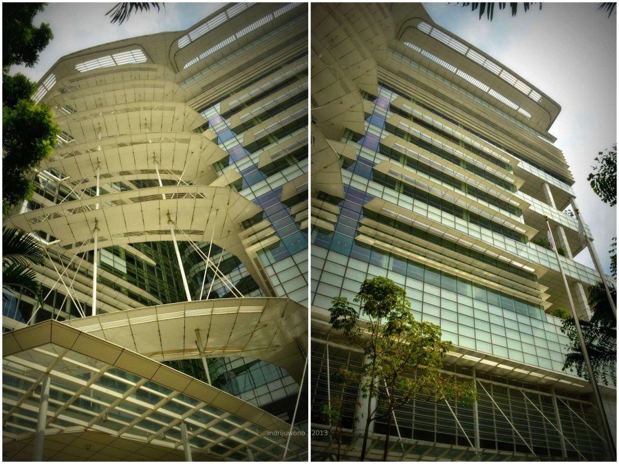 di antara dua massa bangunan 