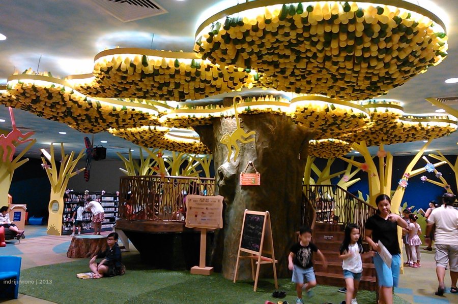 ruang membaca di bawah "pohon"