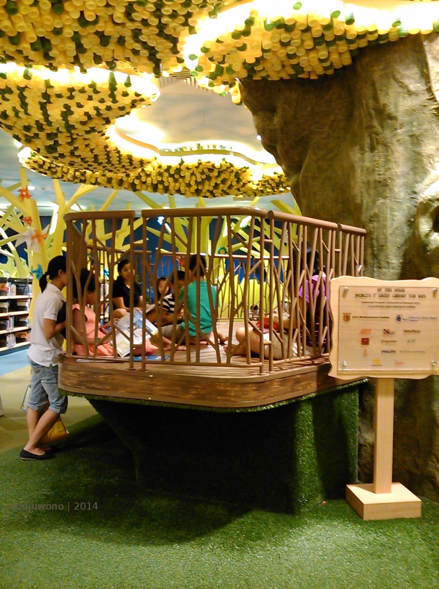 asyik bercerita di sudut