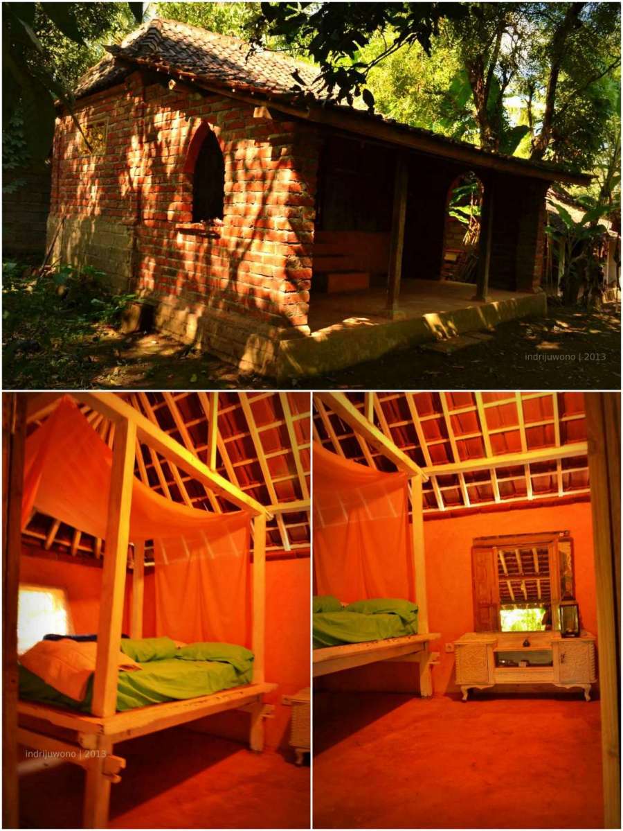 bata ekspos pada dinding dan tempat tidur kayu di dalam