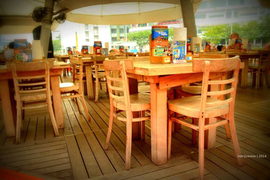 kafe-kafe dengan deck kayu mengambang