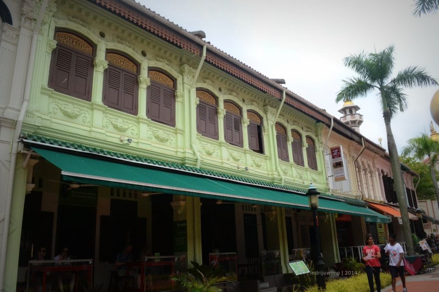 depan green kiwi yang langsung menghadap bussorah rd masjid sultan