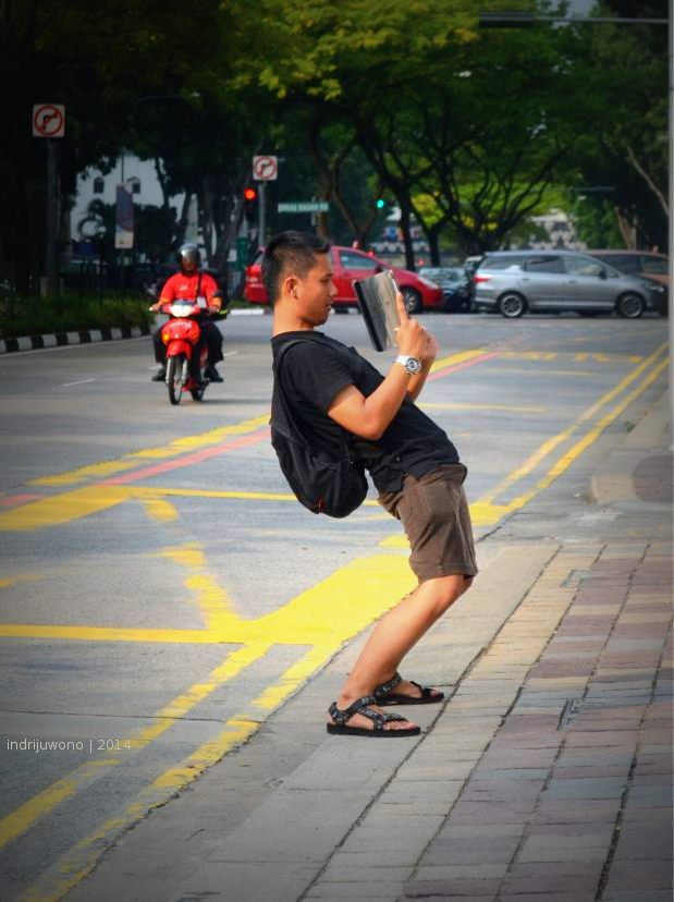 setengah jongkok dan regangkan punggung